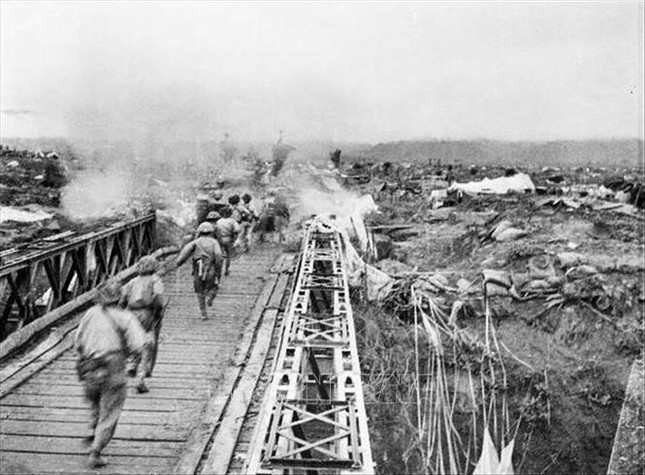 Bộ đội ta vượt qua cầu Mường Thanh, tấn công vào Sở chỉ huy Tập đoàn cứ điểm Điện Biên Phủ, chiều 7/5/1954. Ảnh: Tư liệu