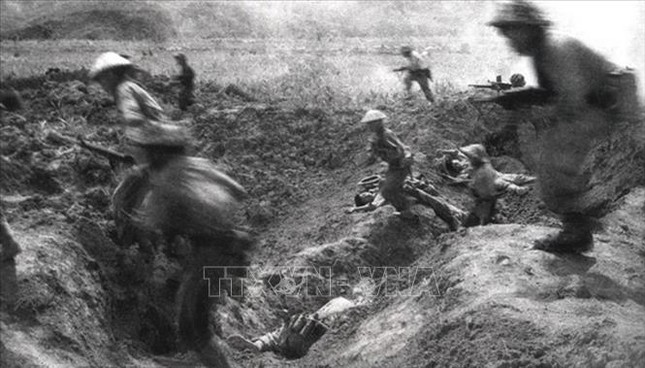 Bộ đội ta xung phong, tấn công cứ điểm của địch tại sân bay Mường Thanh trong chiến dịch Điện Biên Phủ. Ảnh: Tư liệu