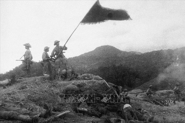 Bộ đội ta giương cao cờ chiến thắng trên cứ điểm Him Lam vừa chiếm được trong trận mở màn chiến dịch Điện Biên Phủ, chiều 13/3/1954. Ảnh: Tư liệu 