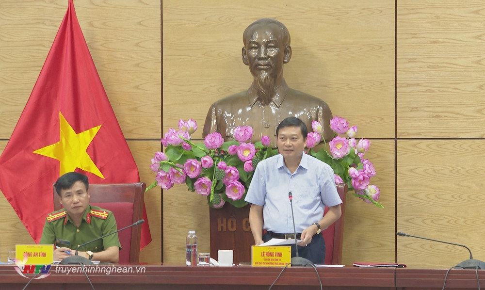 Phó Chủ tịch Thường trực UBND tỉnh Lê Hồng Vinh phát biểu tại cuộc họp.