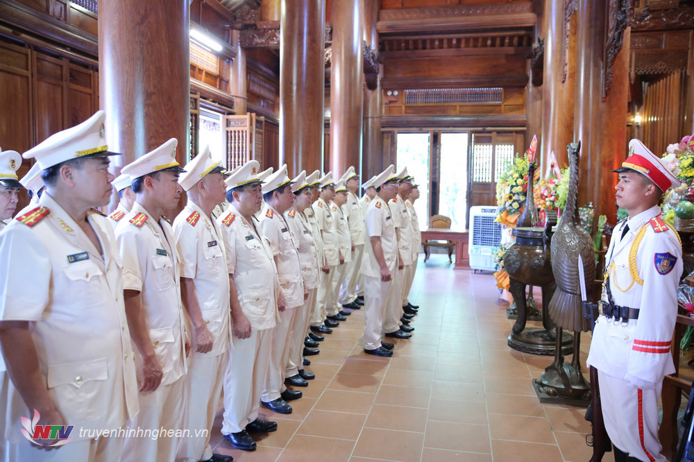 Đoàn đại biểu Công an tỉnh thành kính tưởng niệm Chủ tịch Hồ Chí Minh.