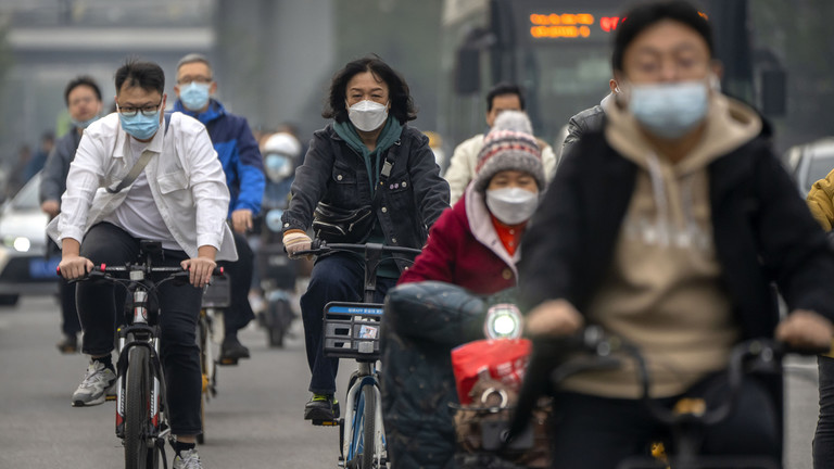 Người dân đeo khẩu trang khi di chuyển trên đường phố Bắc Kinh, Trung Quốc, tháng 10/2022. Ảnh: Reuters