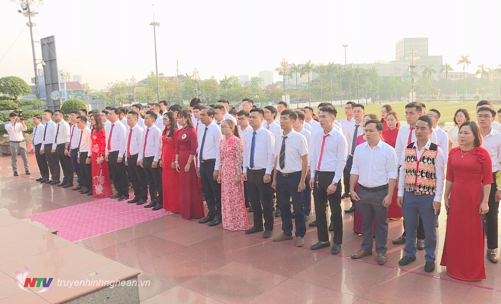 Đoàn đại biểu dâng hoa Chủ tịch Hồ Chí Minh tại quảng trường mang tên Người trước giờ khai mạc Đại hội.