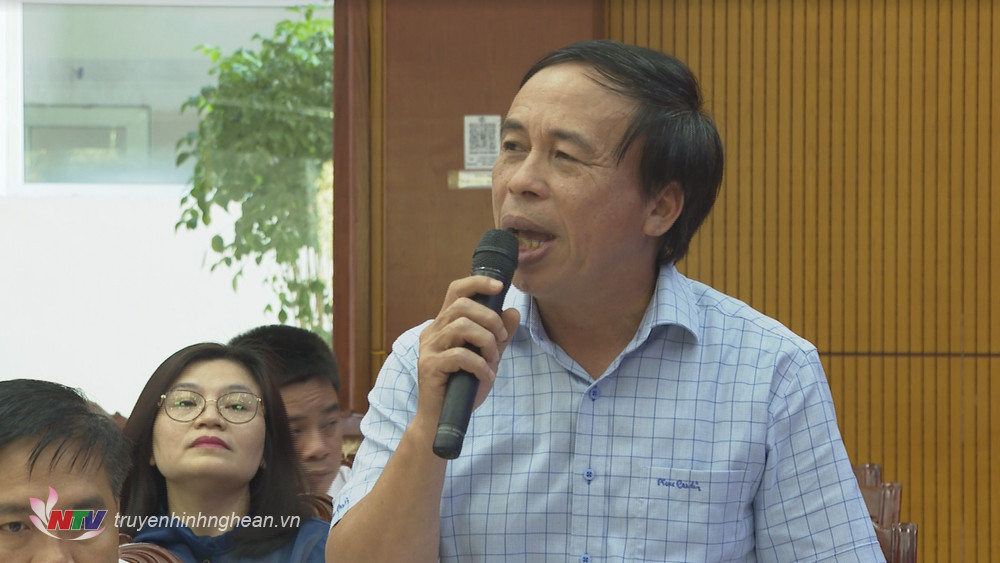 Đồng chí Phạm Văn Hóa - Giám đốc Sở Công Thương phát biểu tại hội nghị. 
