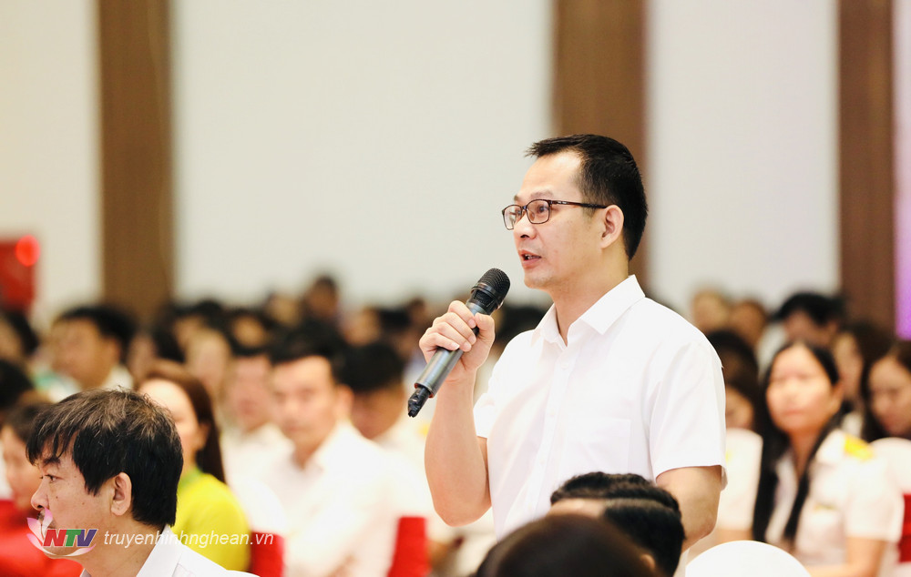 Đồng chí Nguyễn Tuấn Tài - Trưởng phòng Hạ tầng kỹ thuật, Sở Xây dựng đặt câu hỏi. 