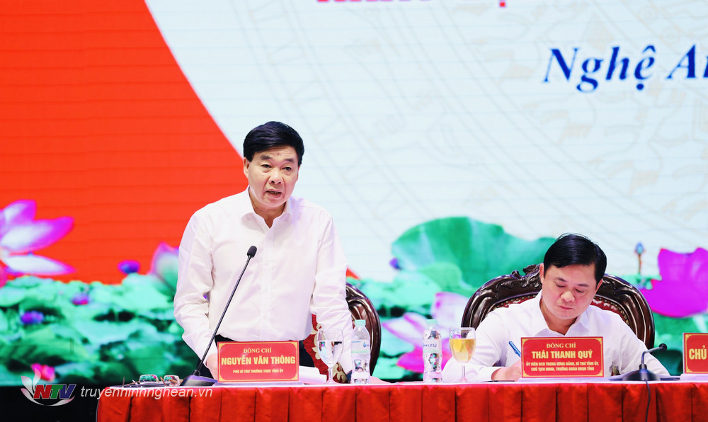 Đồng chí Nguyễn Văn Thông - Phó Bí thư Thường trực Tỉnh ủy Nghệ An trả lời các ý kiến của đại biểu