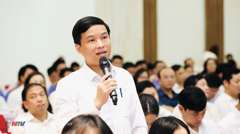 Đồng chí Phan Nguyễn Quốc Khánh - Phó Bí thư Đảng ủy, Chánh Văn phòng BQL Khu Kinh tế Đông Nam đặt câu hỏi. 