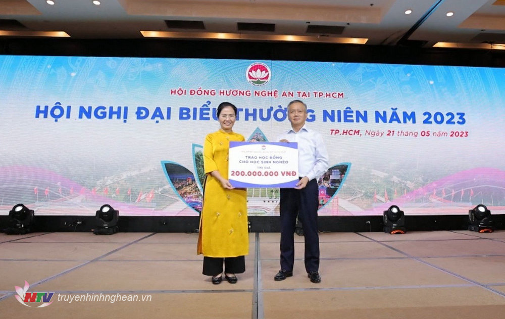 Ông Phan Đình Tuệ - Phó Chủ tịch Hội đồng hương Nghệ An tại TP. Hồ Chí Minh trao tặng 200 triệu đồng học bổng cho những học sinh có hoàn cảnh khó khăn ở tỉnh Nghệ An