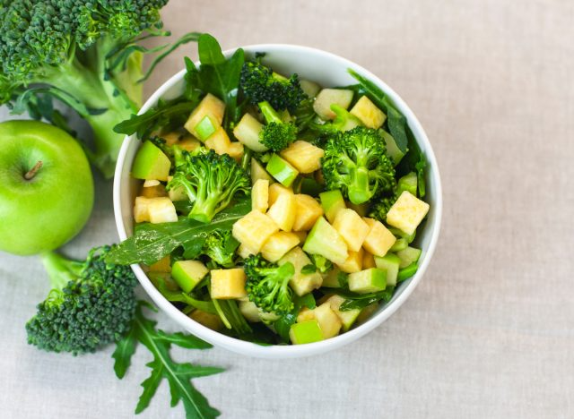 Kết hợp salad với thực phẩm giàu protein có thể mang lại nhiều lợi ích. Ảnh: Shutterstock.