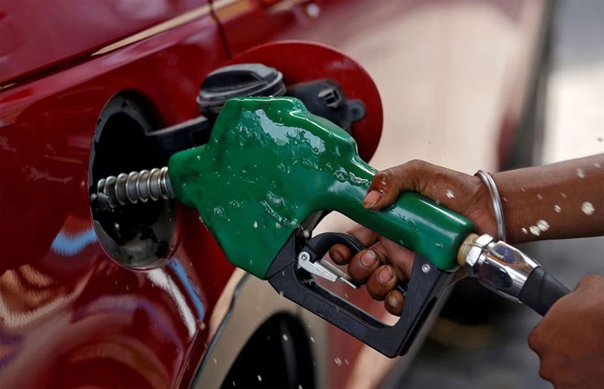 Giá xăng dầu suy yếu (Ảnh: Reuters)