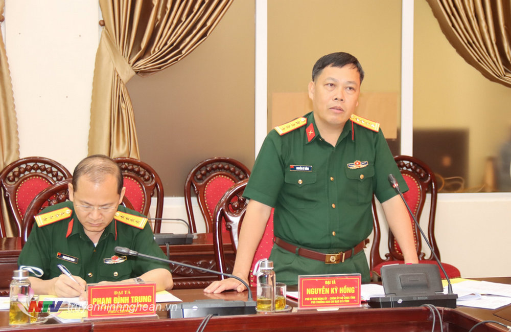 Đại tá Nguyễn Kỳ Hồng - Chính ủy Bộ chỉ huy Quân sự tỉnh, Phó Trưởng ban Thường trực Ban chỉ đạo 515 tỉnh phát biểu tại hội nghị.