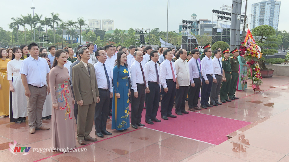 Lãnh đạo tỉnh Nghệ An cùng các đại biểu dâng hương Chủ tịch Hồ Chí Minh tại quảng trường mang tên Người.