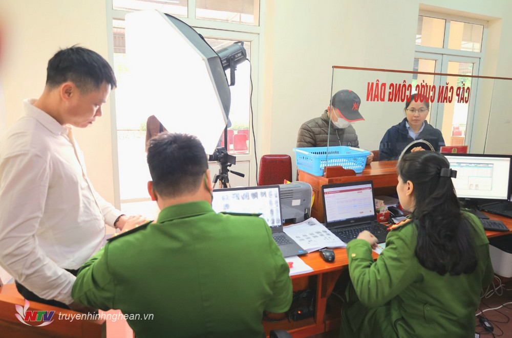 Trong ngày nghỉ lễ, bộ phận Một cửa Công an huyện Hưng Nguyên vẫn túc trực để làm CCCD cho người dân.