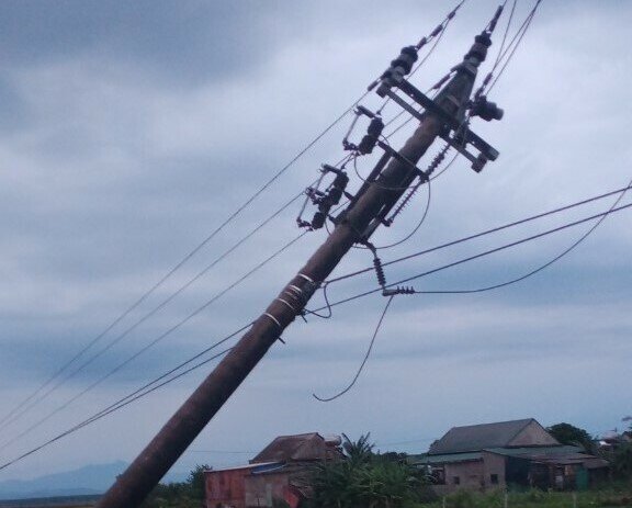 Cột điện bị đổ ngã tại huyện Vĩnh Linh, tỉnh Quảng Trị