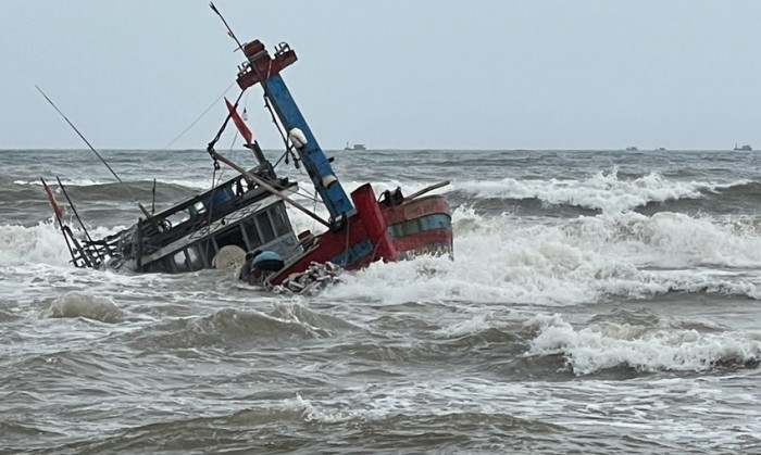 Tàu cá bị chìm ở Thừa Thiên Huế
