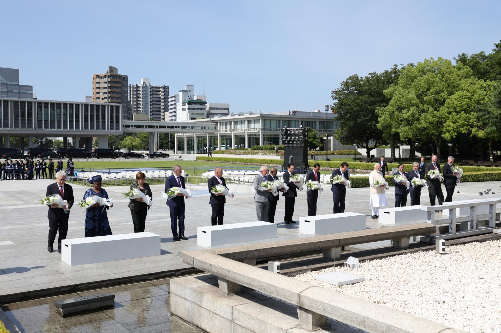 Các nhà lãnh đạo tưởng niệm các nạn nhân vụ ném bom nguyên tử ở Hiroshima