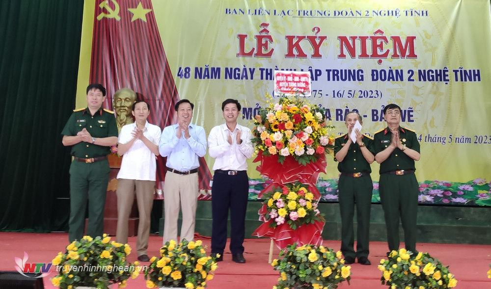 Đại diện Huyện uỷ - HĐND - UBND - UBMMTQ huyện Tương Dương tặng hoa chúc mừng tại buổi lễ.