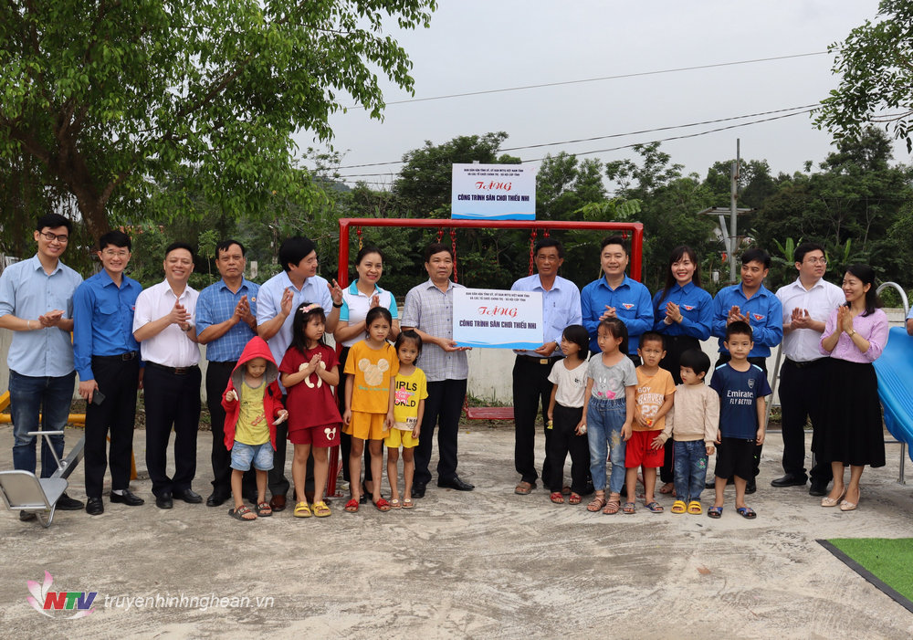 Trao công trình vui chơi cho Thiếu nhi tại xóm 6, xã Mỹ Sơn, huyện Đô Lương.