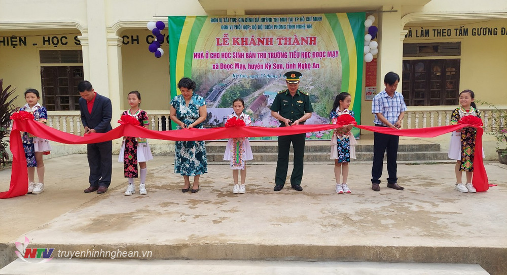 Đại diện Bộ Chỉ huy BĐBP Nghệ An, nhà tài trợ và trường học cắt băng khánh thành khánh thành và bàn giao công trình nhà ở bán trú cho học sinh trường Tiểu học Đoọc Mạy, huyện Kỳ Sơn.
