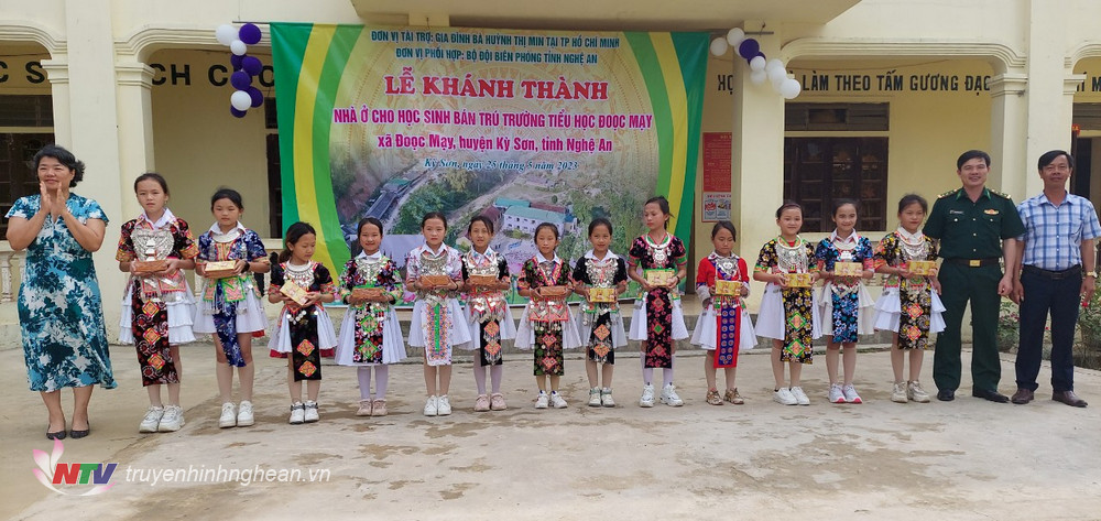 Tặng quà cho học sinh Trường Tiểu học Đoọc Mạy, huyện Kỳ Sơn.