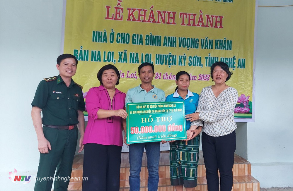 Bộ chỉ huy BĐBP tỉnh phối hợp nhà tài trợ khánh thành nhà ở cho anh Vọng Văn Khăm, ở bản Na Loi, xã Na Loi, huyện Kỳ Sơn.