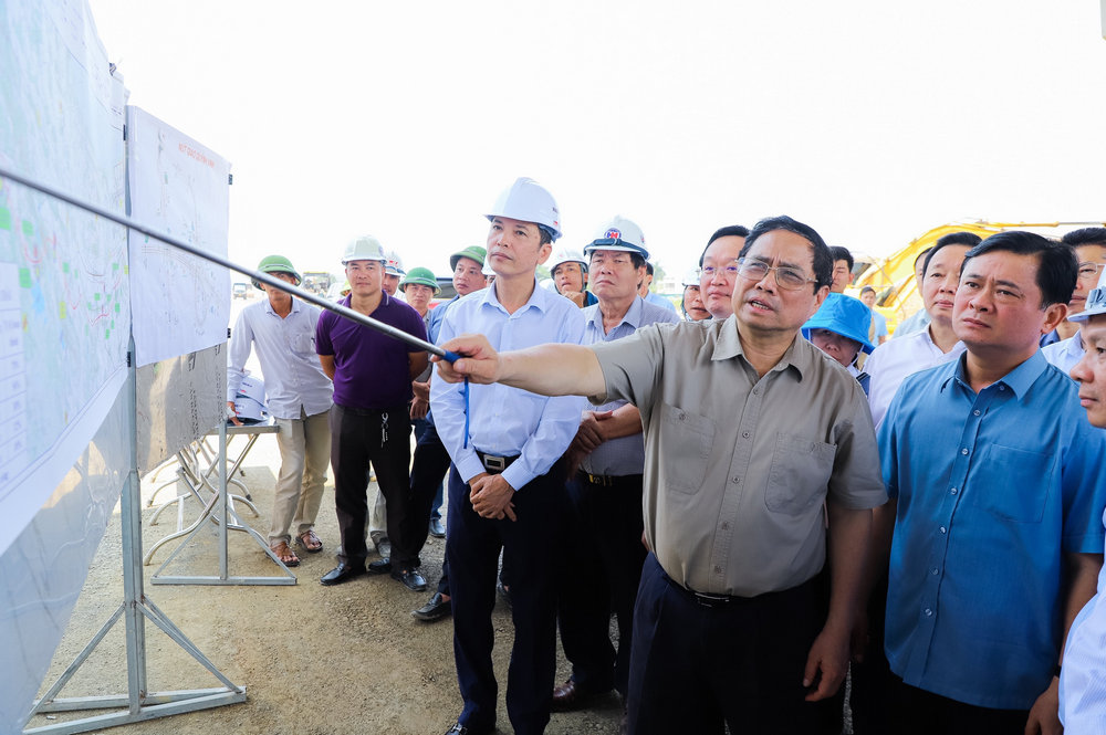 Thủ tướng cùng đoàn công tác nghe báo cáo về tình hình thực hiện dự án cao tốc Bắc - Nam, đoạn Nghi Sơn - Diễn Châu.