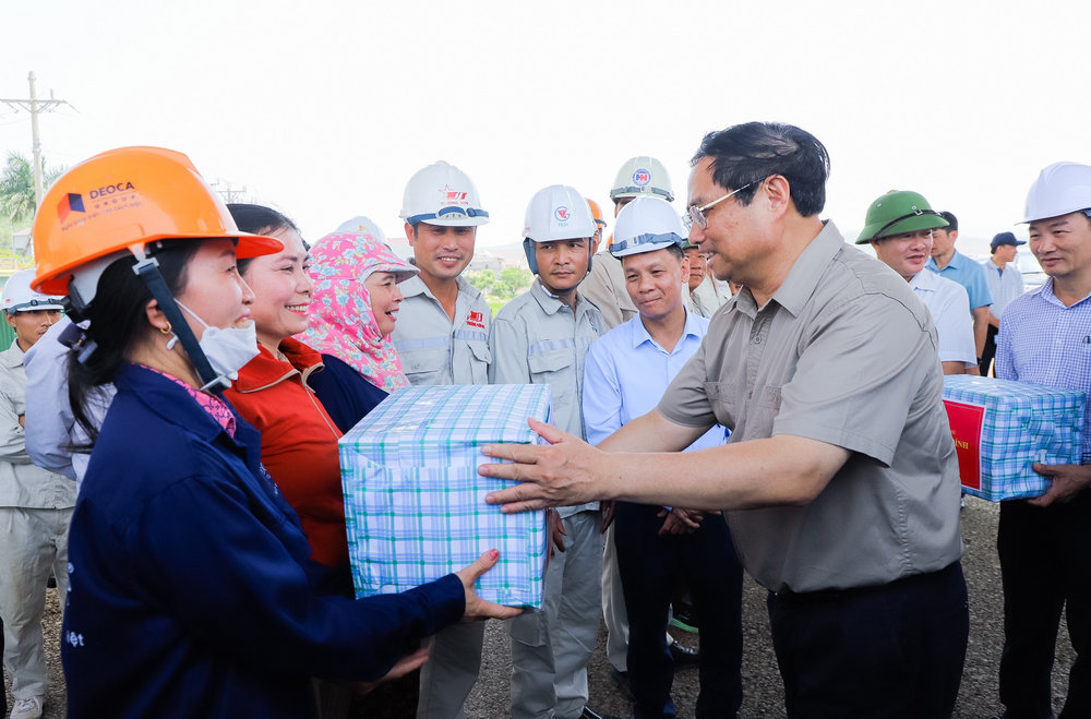 Thủ tướng Chính phủ Phạm Minh Chính tặng quà người dân trong dự án.
