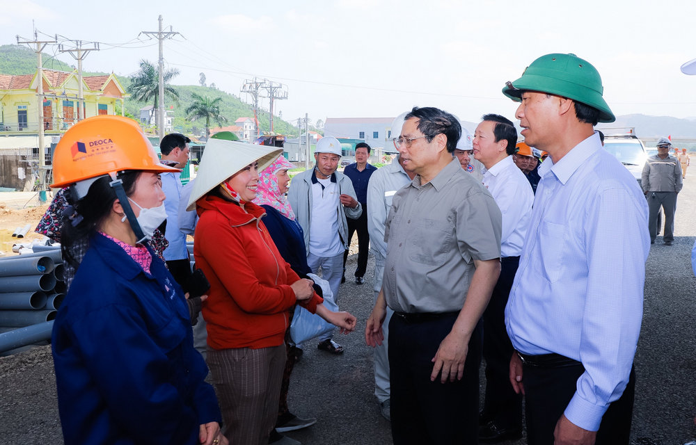 Thủ tướng Chính phủ Phạm Minh Chính thăm hỏi đời sống người dân trong dự án.