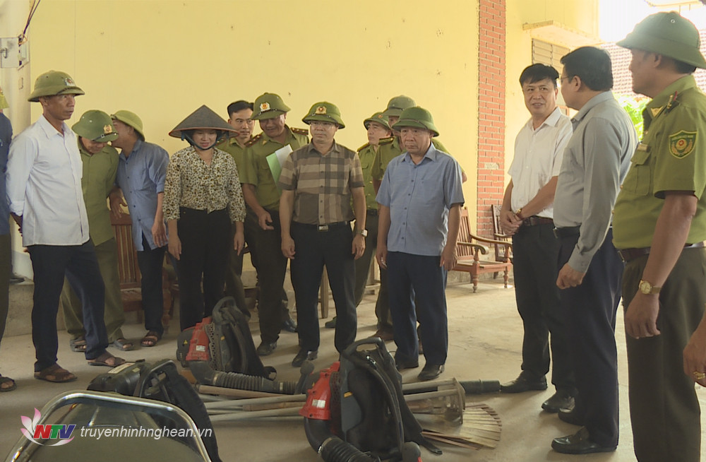Đoàn công tác của tỉnh kiểm tra dụng cụ chữa cháy tại xã Hạnh Lâm, huyện Thanh Chương.