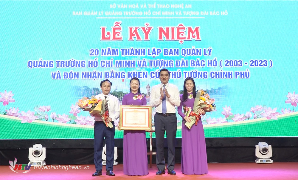 Phó Bí thư Tỉnh ủy Hoàng Nghĩa Hiếu trao tặng Bằng khen của Thủ tướng Chính phủ cho Ban Quản lý Quảng trường Hồ Chí Minh và Tượng đài Bác Hồ. 