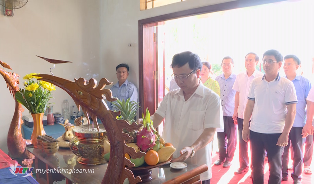 Phó Chủ tịch UBND tỉnh Bùi Đình Long dâng lễ cùng nén hương thơm lên 