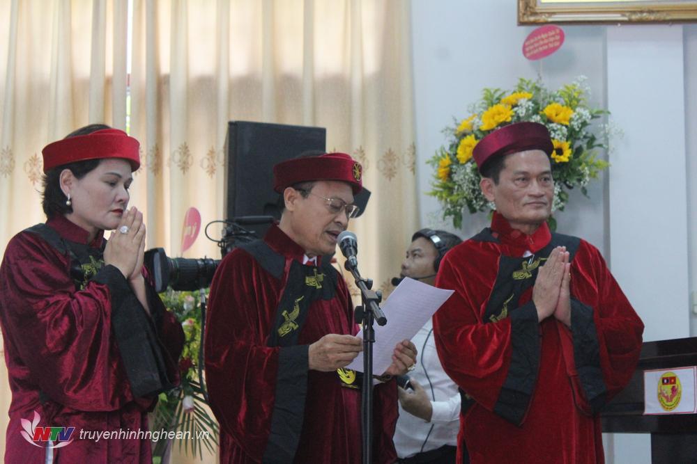 Ông Phạm Văn Hùng, Chủ tịch Tổng hội người Việt Nam tại Lào đọc kính lễ