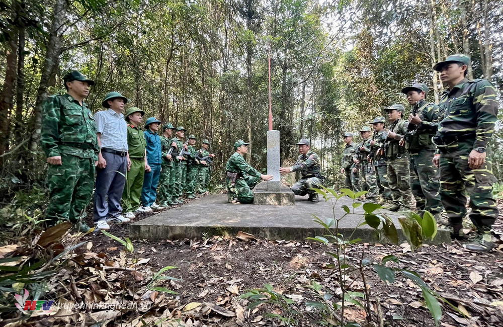 Đội hình tuần tra Đồn BP Tri Lễ, BĐBP Nghệ An cùng các lực lượng xã Tri Lễ, huyện Quế Phong và Đại đội Biên phòng 217 (Hủa Phăn, Lào) tuần tra song phương biên giới Việt Nam - Lào. 