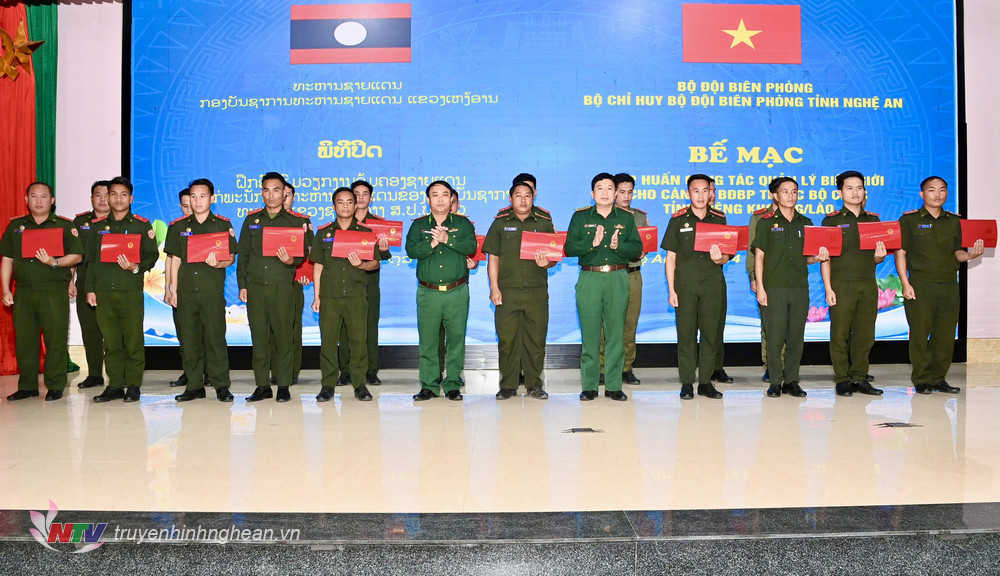 Bộ Chỉ huy BĐBP tỉnh Nghệ An trao chứng chỉ hoàn thành chương trình tập huấn cho các học viên lớp tập huấn công tác quản lý biên giới thuộc Bộ Chỉ huy Quân sự tỉnh Xiêng Khoảng, Lào.