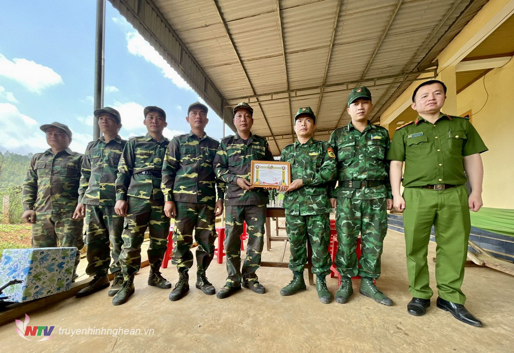 Đồn Biên phòng Tri Lễ (BĐBP Nghệ An) tặng quà cho Đại đội Biên phòng 217, Bộ chỉ huy Quân sự tỉnh Hủa Phăn (Lào).