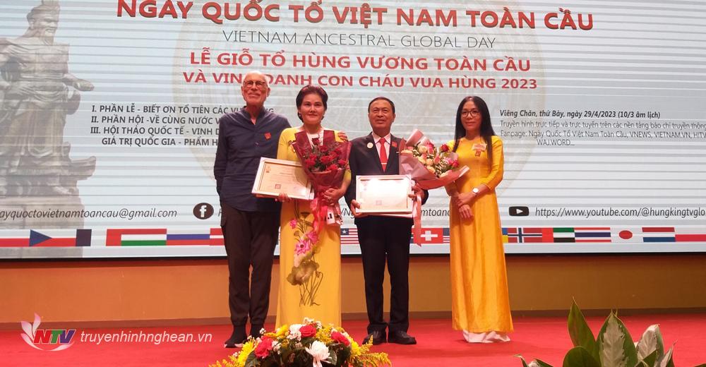 Ban dự án tặng Bằng khen cho Tổng hội người Việt Nam tại Lào