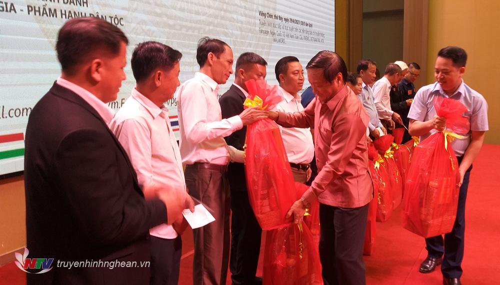 Đại sứ Nguyễn Bá Hùng tặng quà của Chủ tịch nước cho kiều bào tại Lào