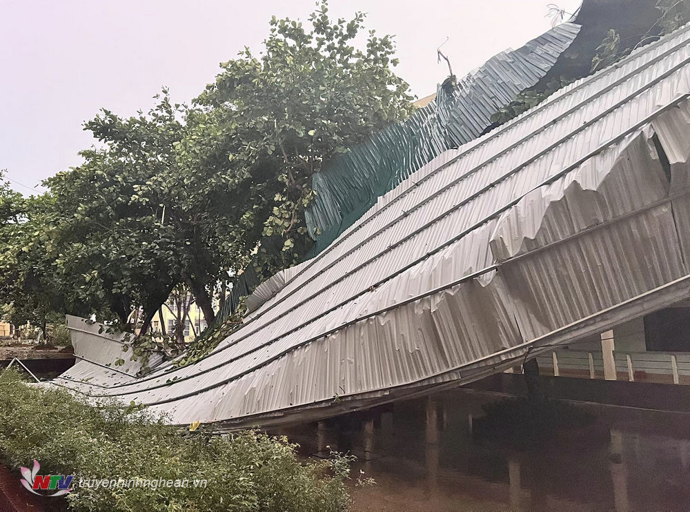 Mái tôn ở Trường THPT Quỳ Châu bị gió cuốn bay.