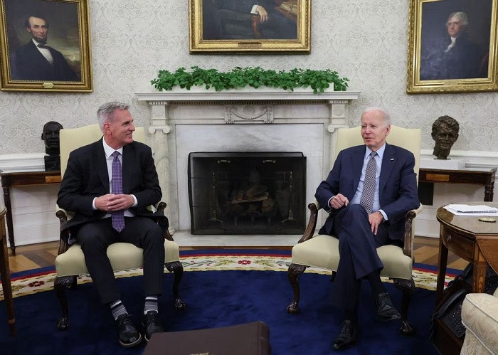 Chủ tịch Hạ viện Mỹ Kevin McCarthy và Tổng thống Joe Biden đối thoại tại Nhà Trắng. Ảnh: Reuters