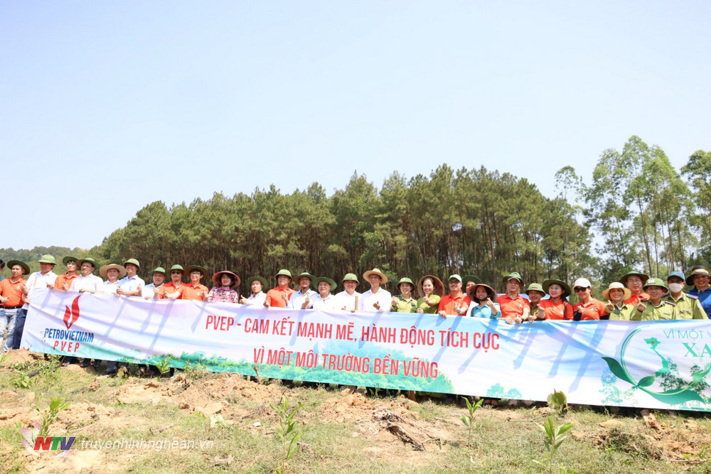Các đại biểu chụp ảnh lưu niệm tại khu vực trồng cây sau lễ phát động.