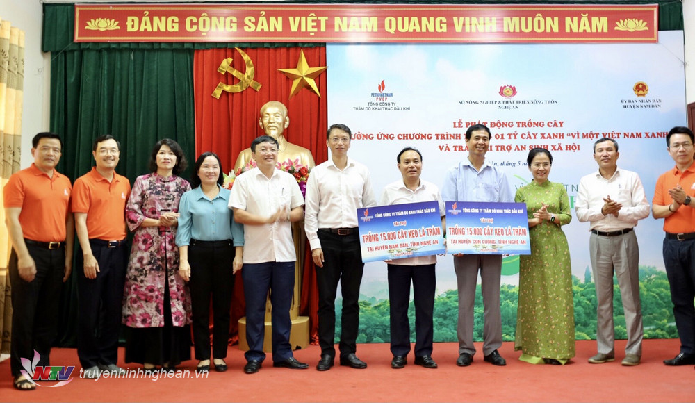 Trao biểu trưng 30.000 cây Keo lá tràm cho đại diện các huyện Nam Đàn, Con Cuông.