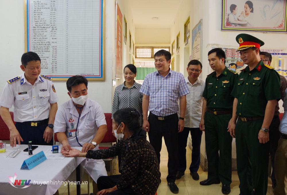 Y, bác sĩ Bệnh viện Quân y 4 khám, tư vấn sức khỏe cho bà con nhân dân xã Nghi Quang , huyện Nghi Lộc, Nghệ An.