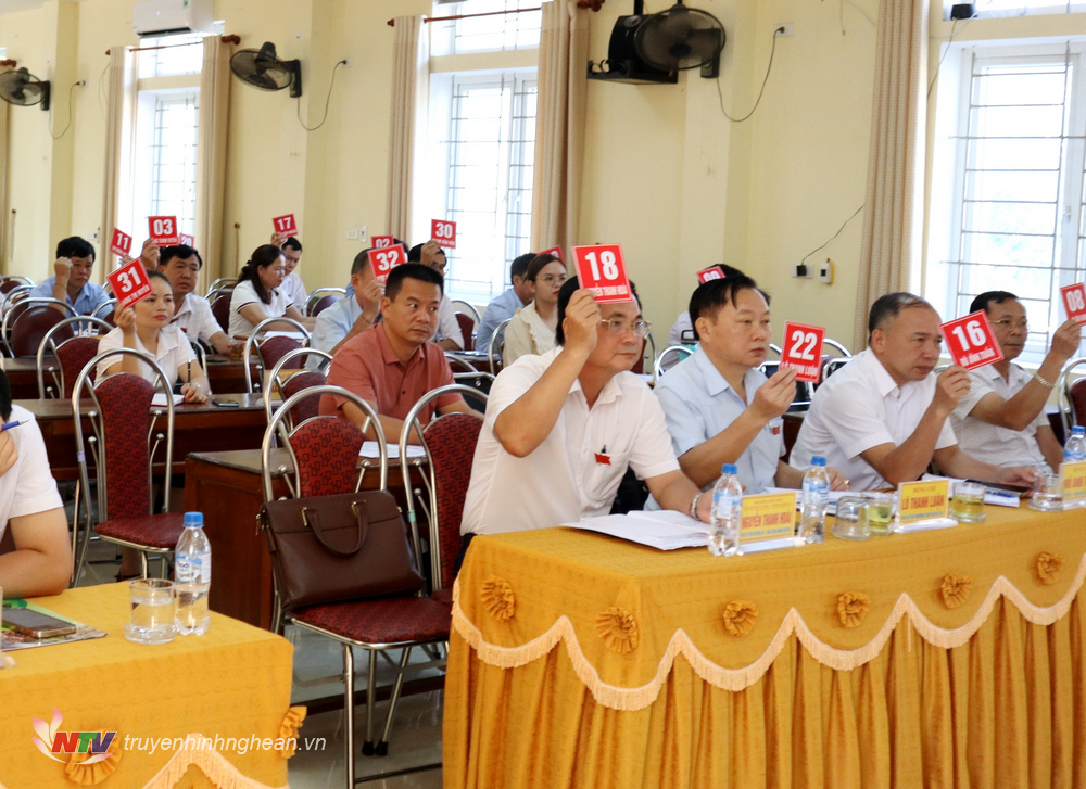 Các đại biểu HĐND thống nhất thông qua Nghị quyết cho phép sử dụng nguồn ngân sách huyện được bố trí phần khối lượng tăng thêm sau khi điều chỉnh dự án Hồ chứa nước Kẻ Nính, xã Châu Hạnh. 