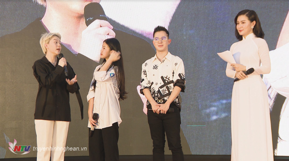 Diễn viên Quang Anh và diễn viên Bảo Hân xuất hiện giao lưu tại Diễn đàn đã tạo nên một không khí sôi động, hào hứng cho học sinh.