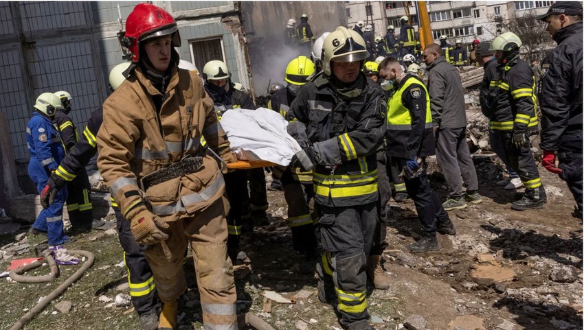 Lực lượng cứu hộ đưa thi thể dân thường ra khỏi tòa chung cư ở thị trấn Uman, tỉnh Cherkasy (Ukraine) bị trúng tên lửa ngày 28-4. Ảnh: REUTERS