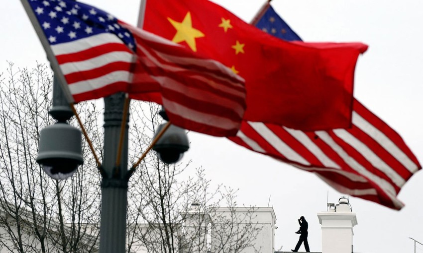 Cờ Mỹ và Trung Quốc tại một sự kiện ở thủ đô Bắc Kinh hồi tháng 10-2020. Ảnh: AFP