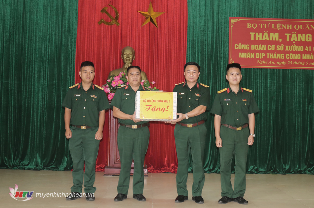 Đại tá Đoàn Xuân Bường, Phó Chính ủy Quân khu tặng quà Công đoàn cơ sở Xưởng 41, Cục Kỹ thuật Quân khu 4