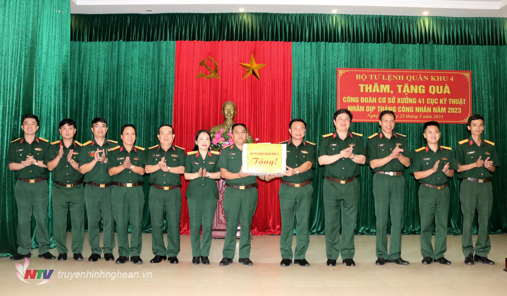  Đại tá Thái Đức Hạnh, Phó Chủ nhiệm Chính trị Quân khu tặng quà các đoàn viên công đoàn Xưởng 41 có hoàn cảnh gia đình đặc biệt khó khăn.