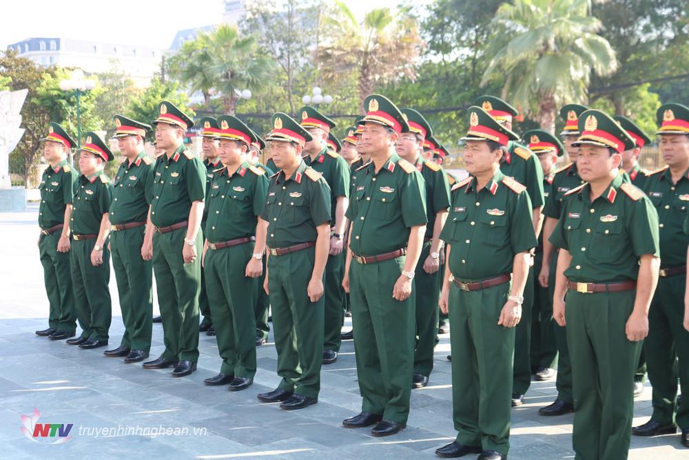 Bộ Tư lệnh Quân khu 4 dâng hương tưởng niệm Chủ tịch Hồ Chí Minh tại Khu di tích lịch sử Quốc gia “Địa điểm lưu niệm Chủ tịch Hồ Chí Minh về thăm Quân khu 4” trong khuôn viên Bảo tàng Quân khu 4.