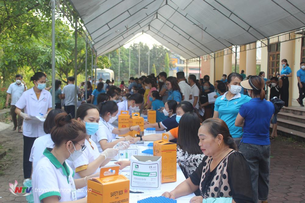 Hơn 1.200 tình nguyện viên đăng ký tham gia hiến máu.